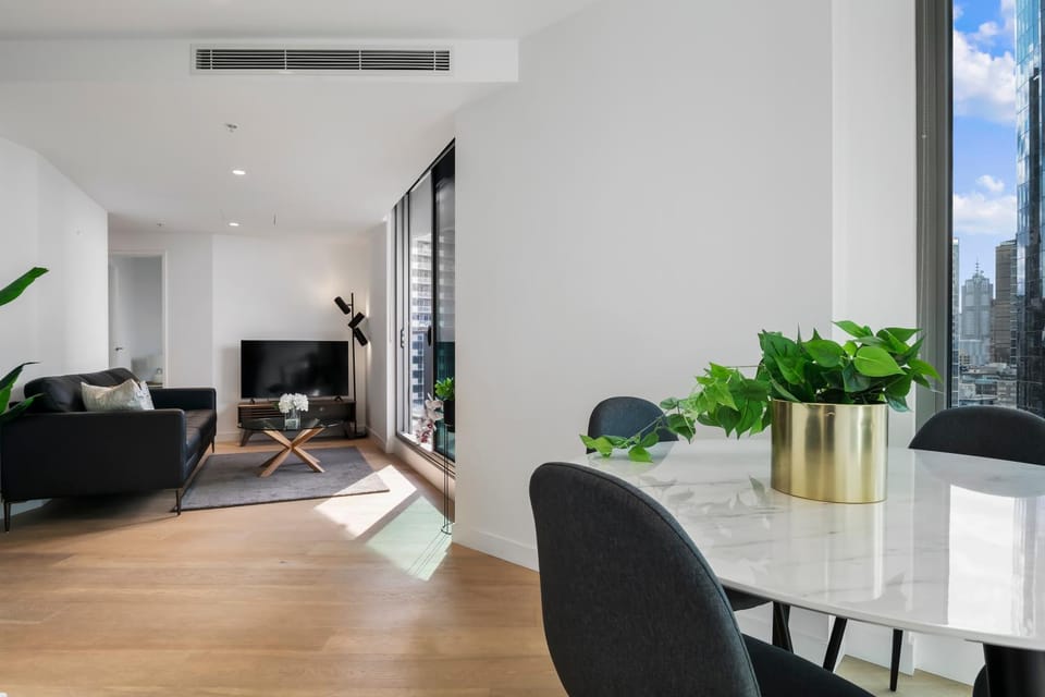 Charming 2BR Apt with Parkland and Mountain Views Apartment in Southbank