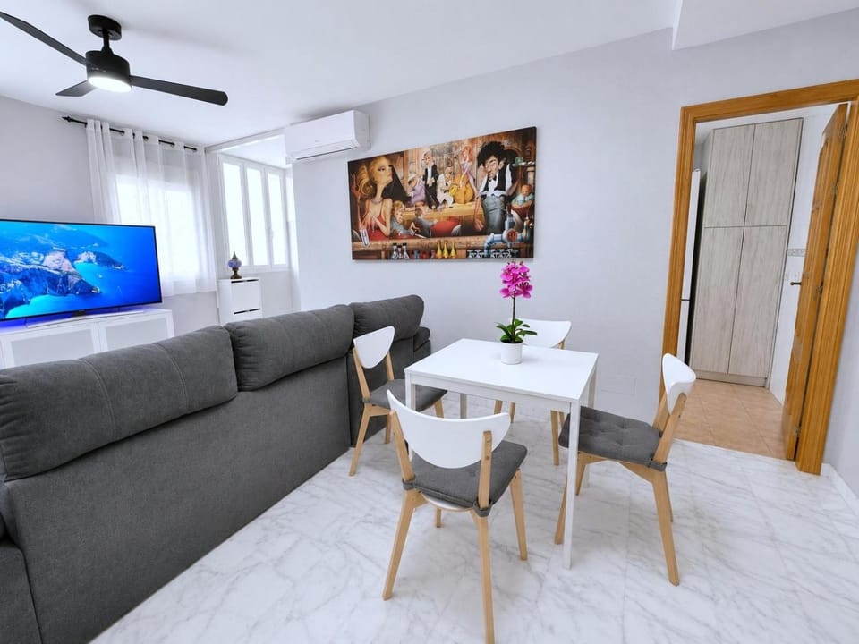 Communal lounge/ TV room, TV and multimedia, Living room, Seating area, Dining area