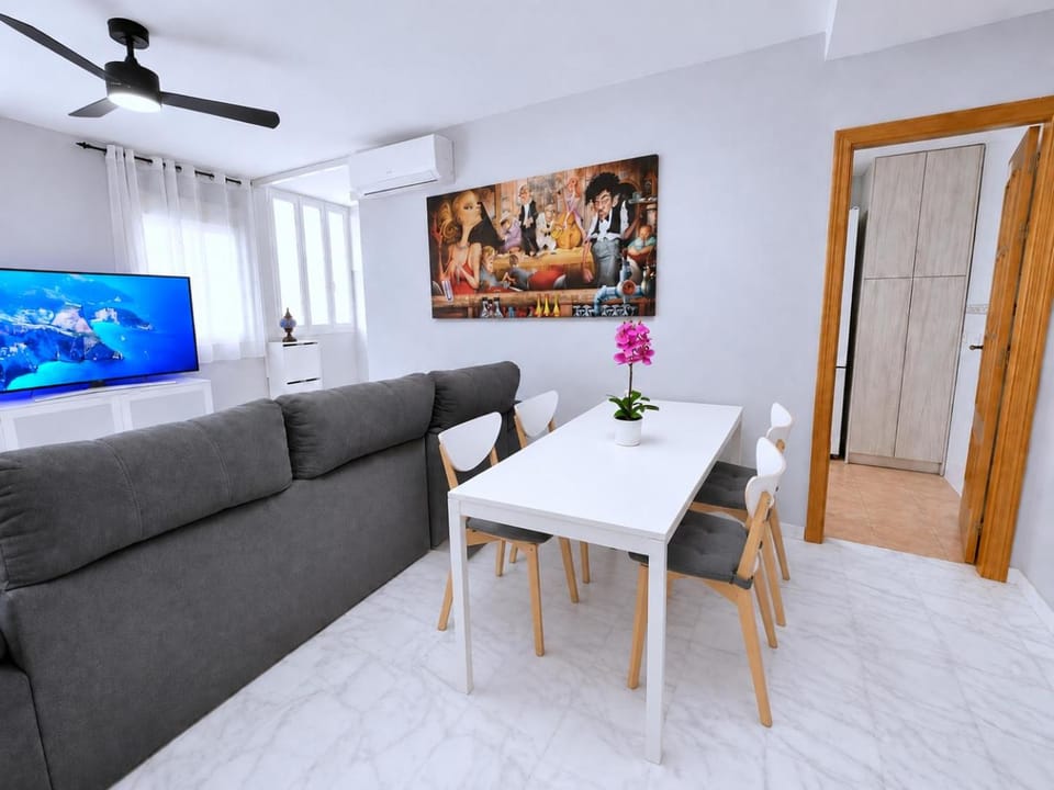 Communal lounge/ TV room, TV and multimedia, Living room, Seating area, Dining area