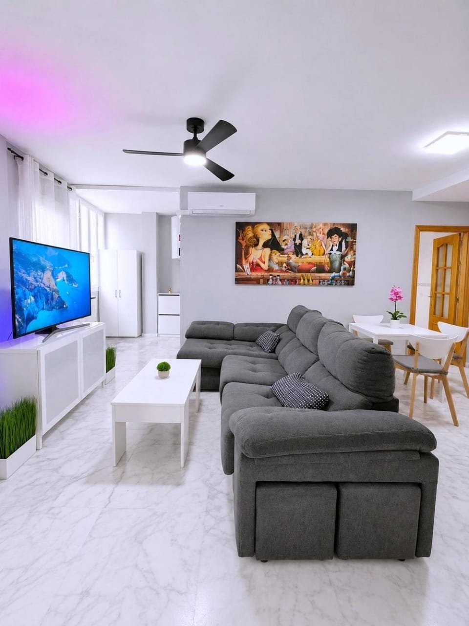 Communal lounge/ TV room, TV and multimedia, Living room, Seating area, Evening entertainment