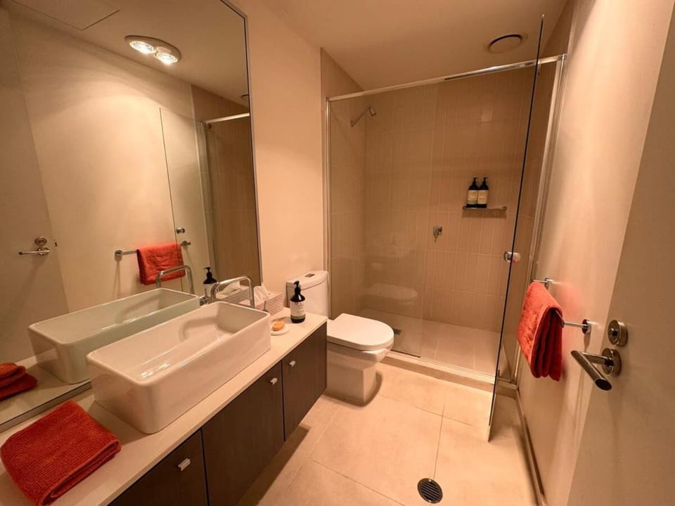 Shower, Toilet, Bathroom, towels