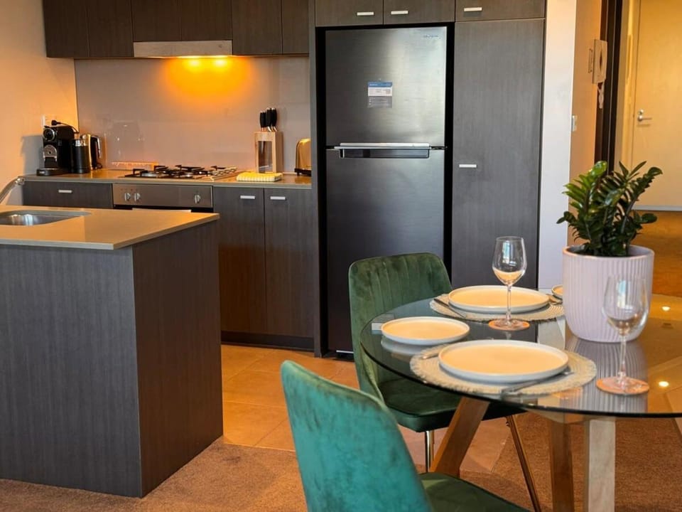 Kitchen or kitchenette, Dining area, stove