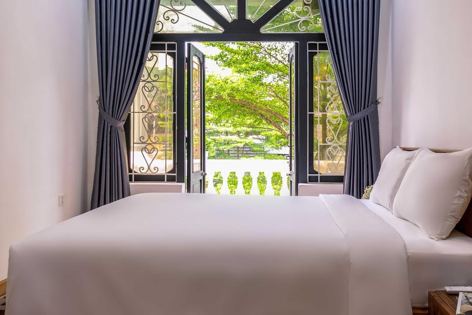 View (from property/room), Balcony/Terrace, Bedroom, City view, Quiet street view