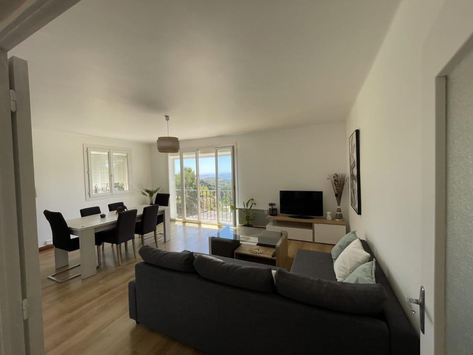 Haut de villa, vue mer panoramique House in La Cadière-d'Azur