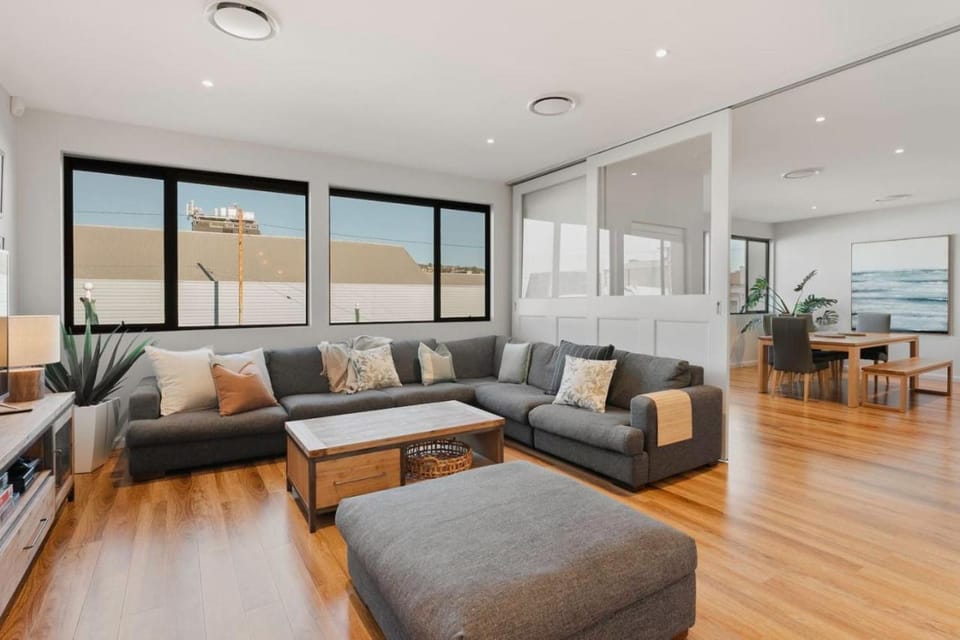 Large CBD apartment with parking Apartment in Launceston