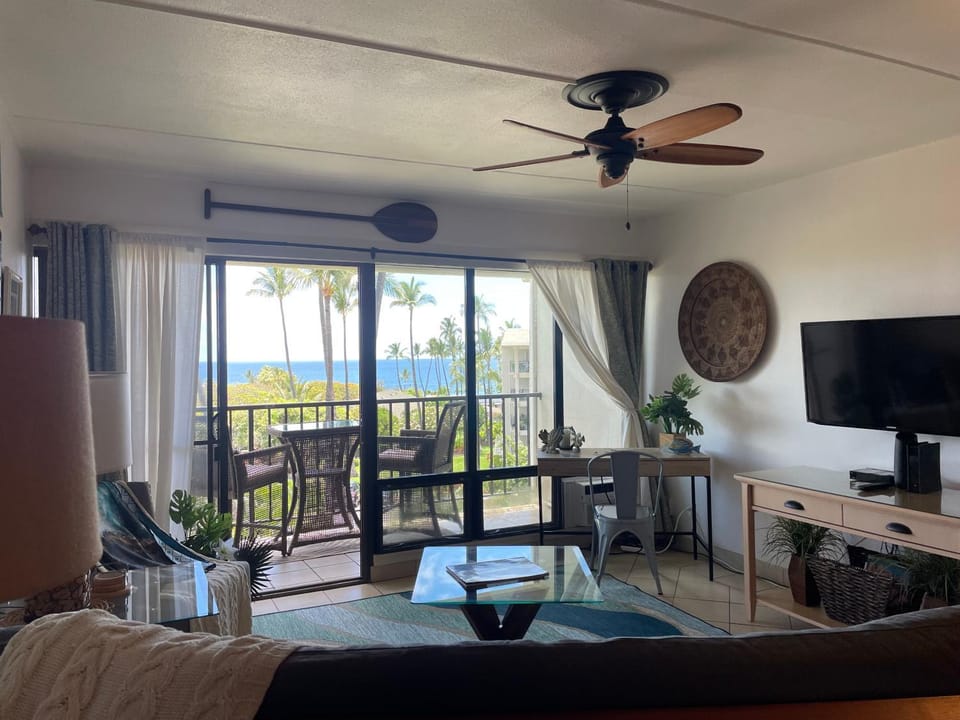 View (from property/room), Balcony/Terrace, Living room, Sea view
