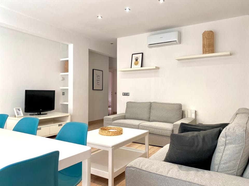 TV and multimedia, Living room, Seating area, air conditioner