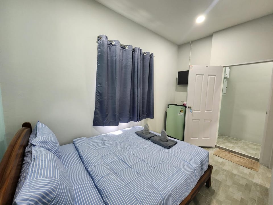 Bed, TV and multimedia, Bedroom