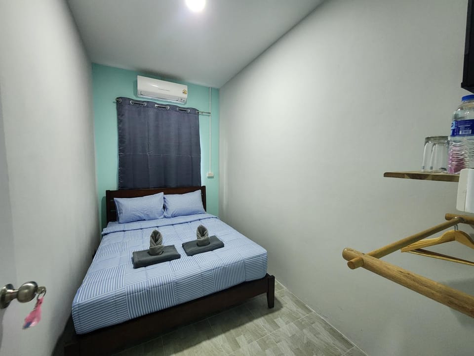 Bedroom, towels, air conditioner
