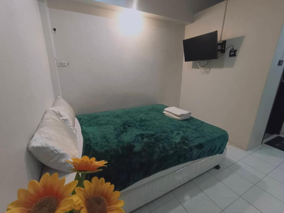 Bed, TV and multimedia, Photo of the whole room, Bedroom, towels