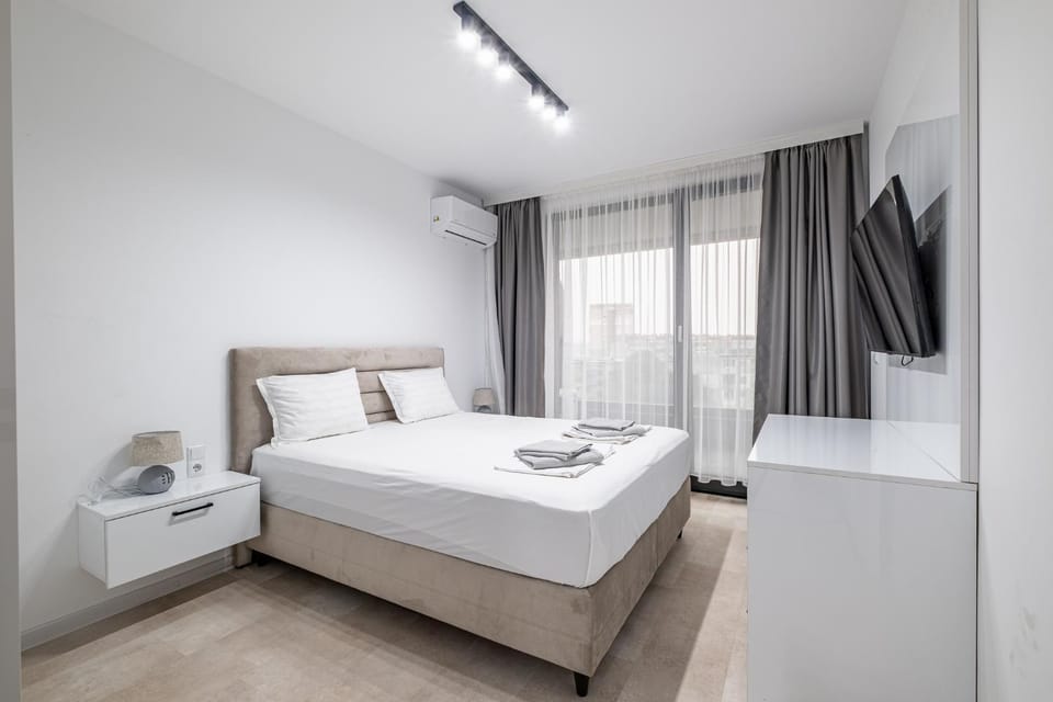Bed, TV and multimedia, Photo of the whole room, Bedroom, towels