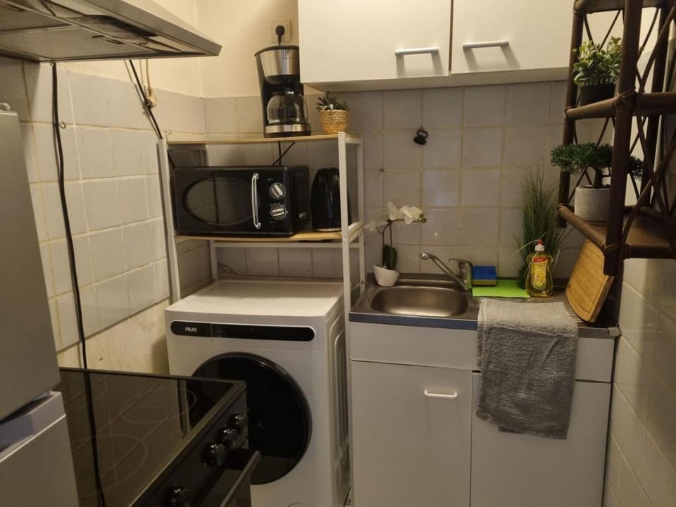 Kitchen or kitchenette, oven, stove, washing machine