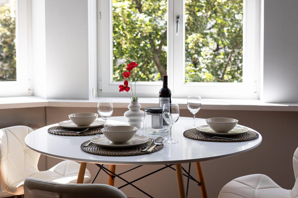 Living room, Food and drinks, Seating area, Dining area