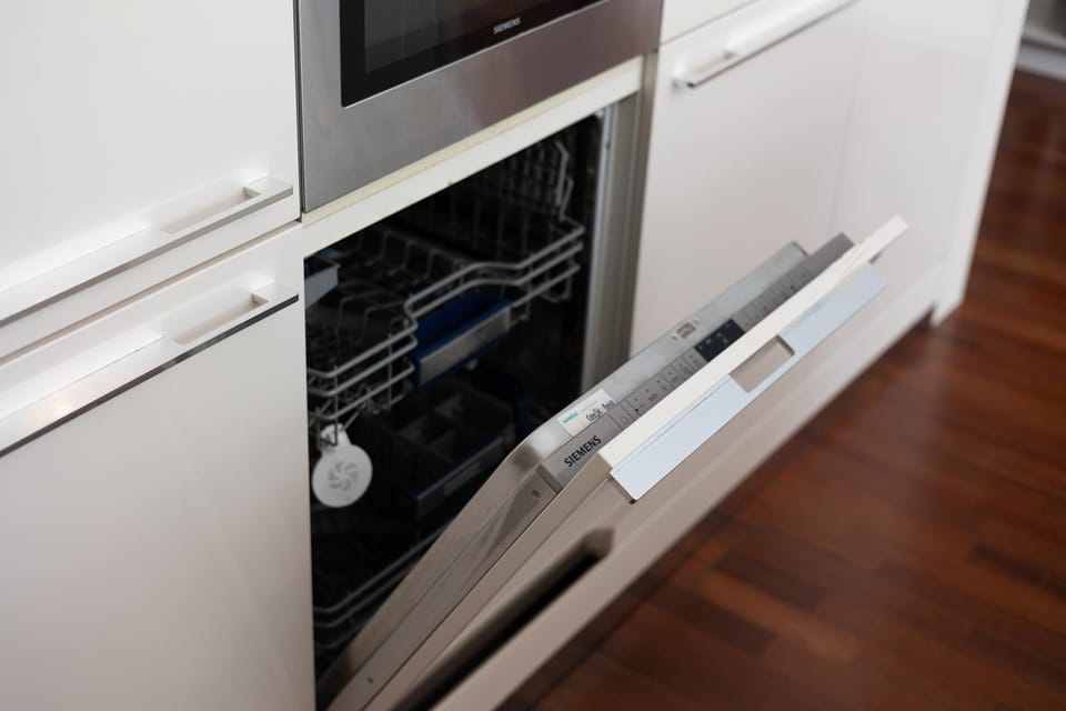 Kitchen or kitchenette, dishwasher, oven