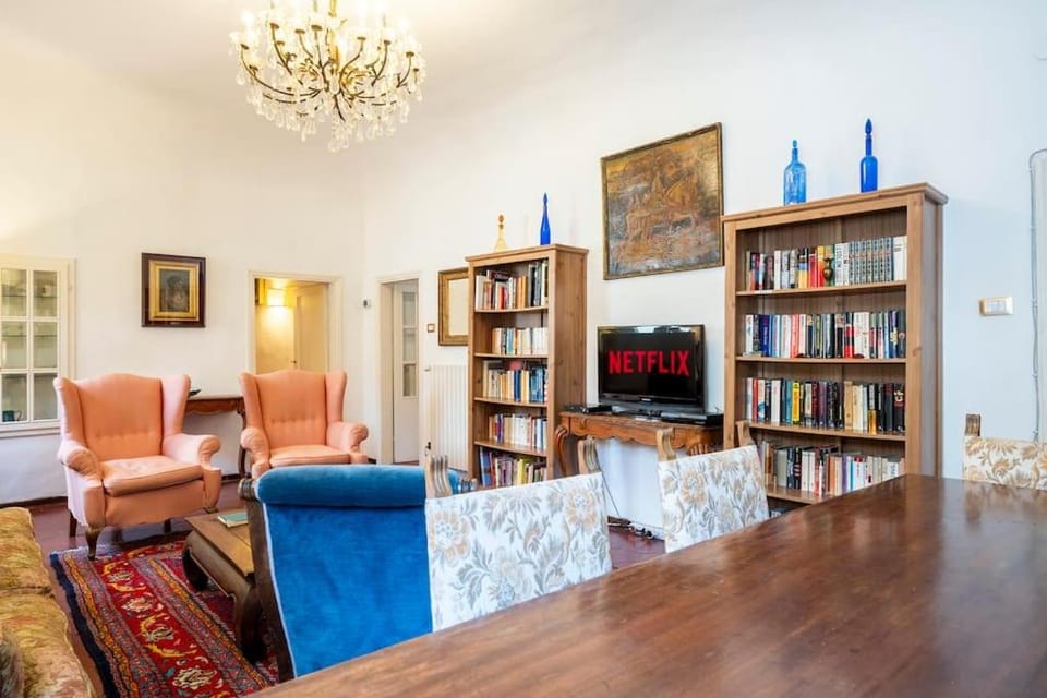 Library, TV and multimedia, Living room, Seating area, hair dresser