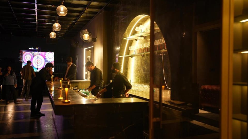 People, Nightclub / DJ, Lounge or bar