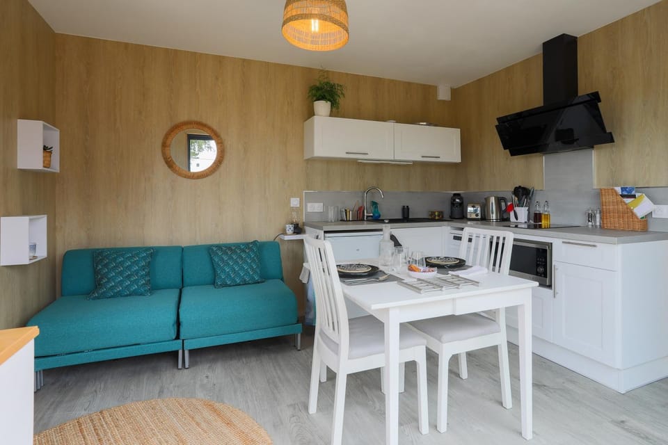 Property building, Kitchen or kitchenette, Living room