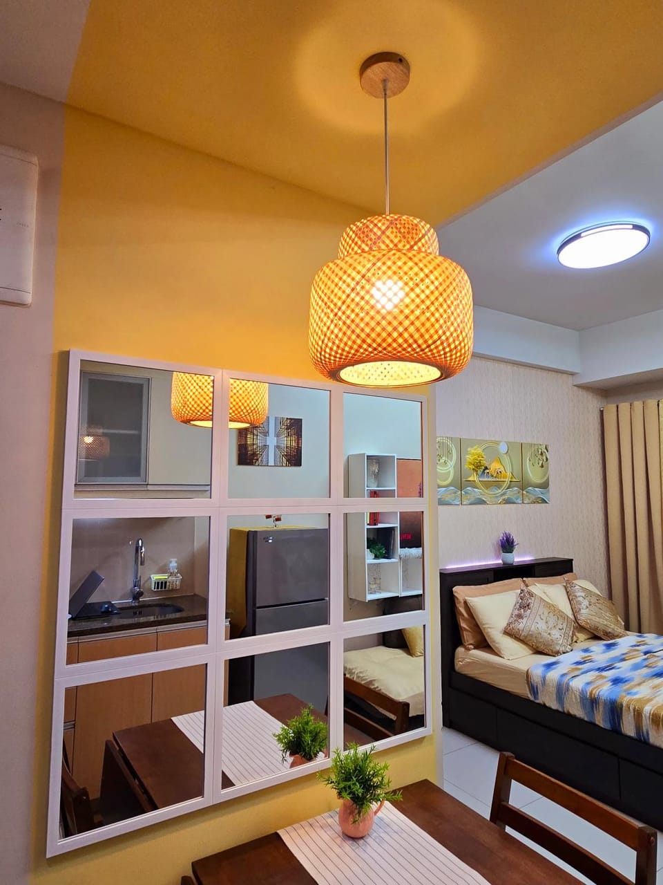 Bed, Dining area