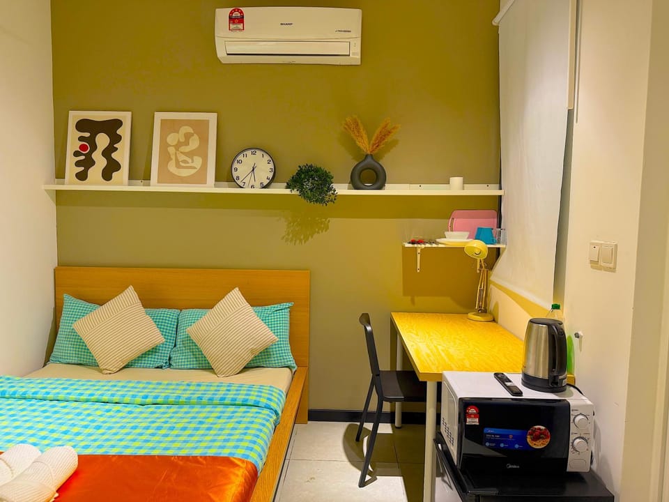 Photo of the whole room, air conditioner