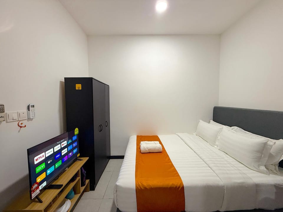 Bed, TV and multimedia, Bedroom
