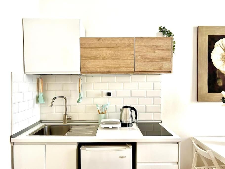 Coffee/tea facilities, Kitchen or kitchenette, stove, toaster