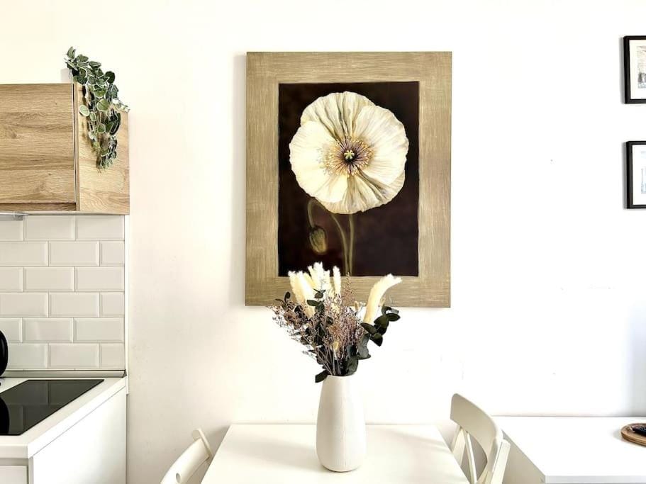 Kitchen or kitchenette, Decorative detail, Dining area