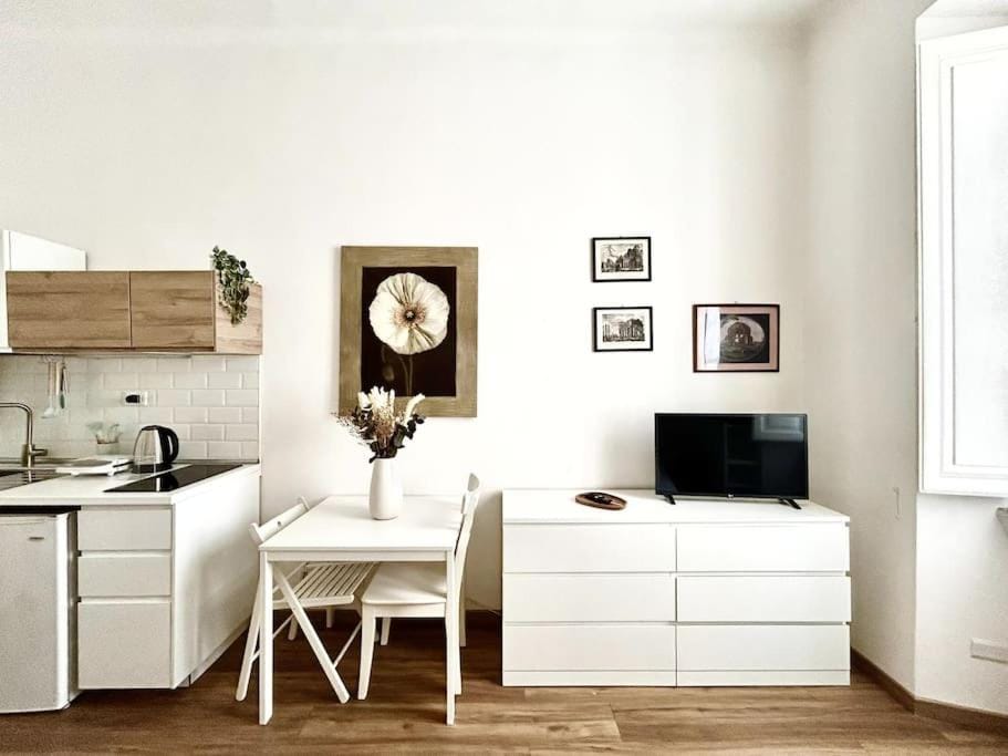 TV and multimedia, Kitchen or kitchenette, Living room, Seating area, Dining area
