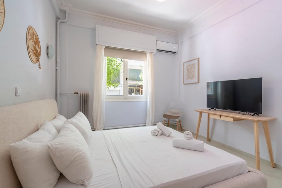Bed, TV and multimedia, Bedroom, towels, air conditioner