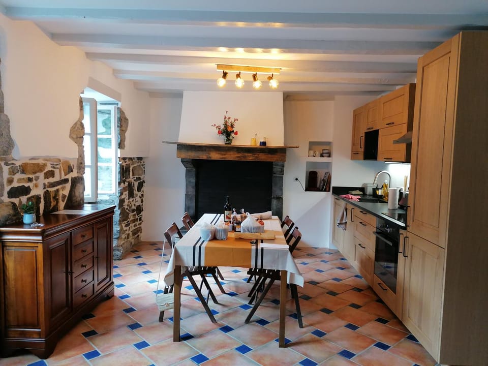 Seating area, Dining area, oven, stove