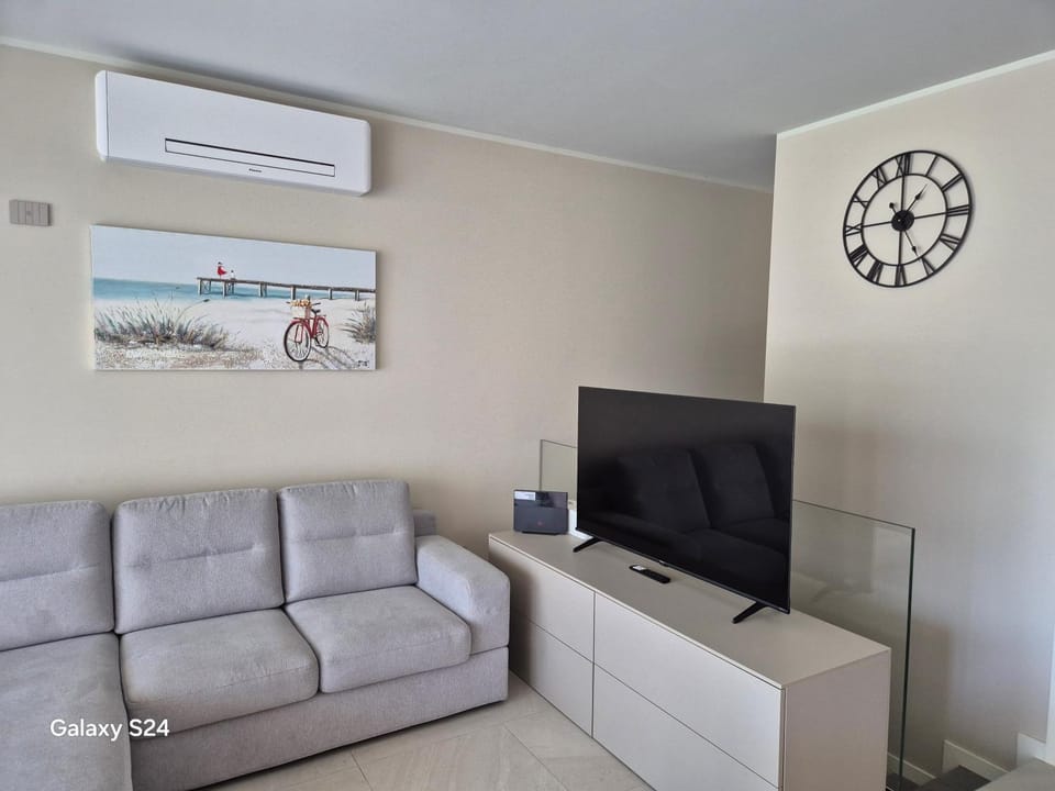 Living room, Seating area, air conditioner