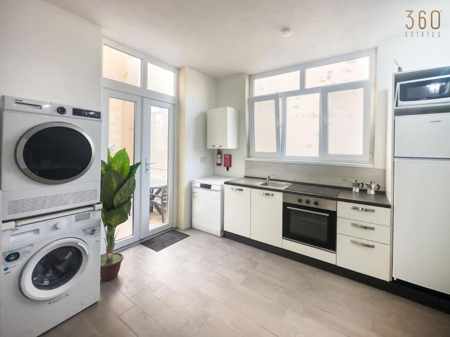 Kitchen or kitchenette, dishwasher, minibar, oven, pet friendly, stove, washing machine, dryer