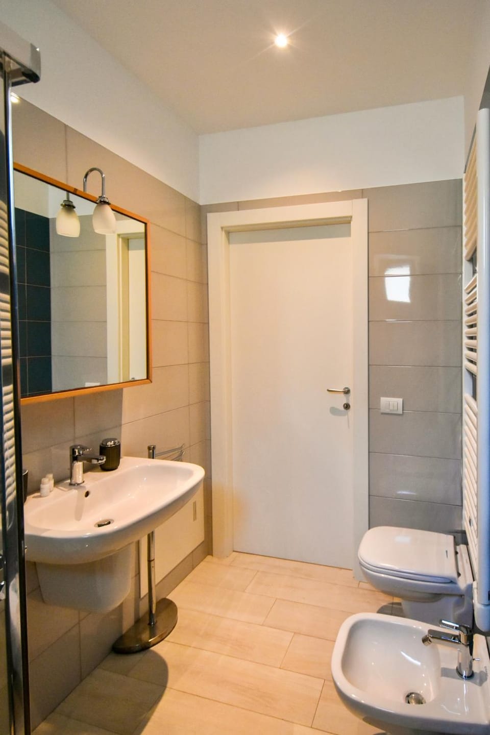 Shower, Toilet, Bathroom, bidet, towels