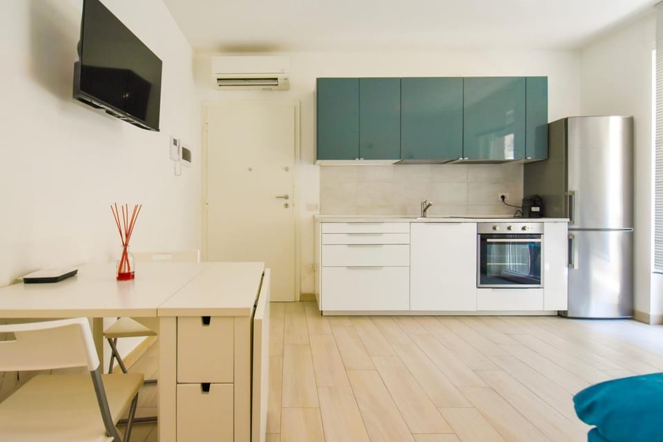 TV and multimedia, Coffee/tea facilities, Kitchen or kitchenette, Dining area, oven, pet friendly, stove, air conditioner
