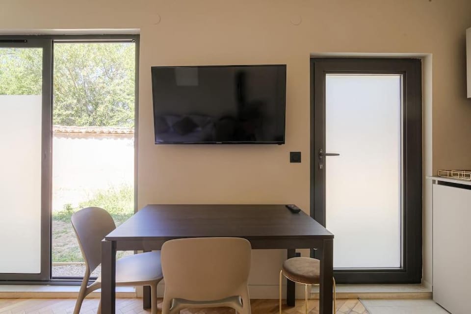 Petit studio compact et moderne, Écully Apartment in Lyon