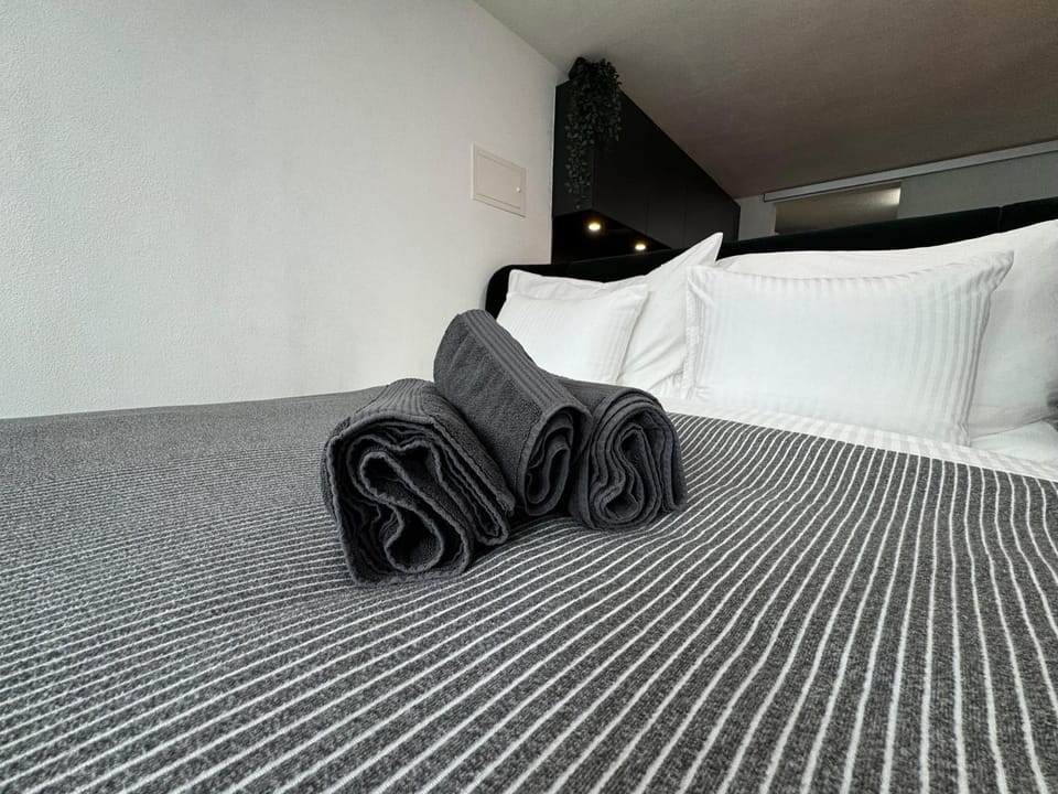 Bed, towels