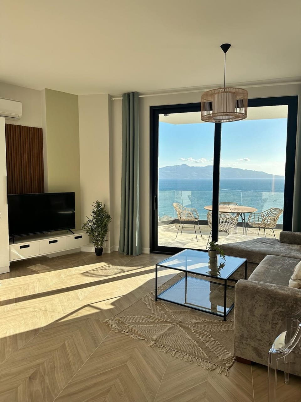TV and multimedia, Living room, Seating area, Sea view