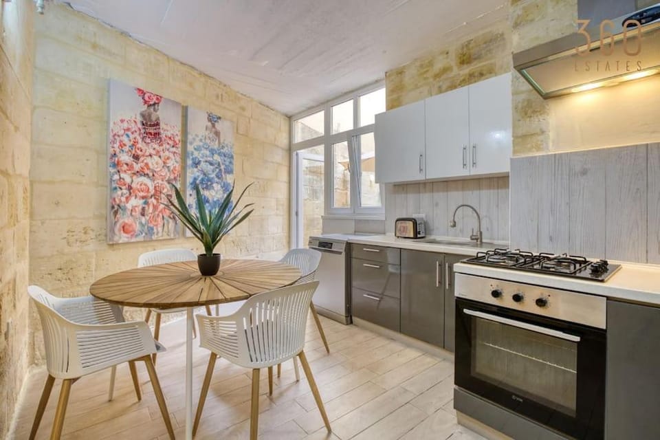 Kitchen or kitchenette, Dining area, dishwasher, minibar, pet friendly, stove