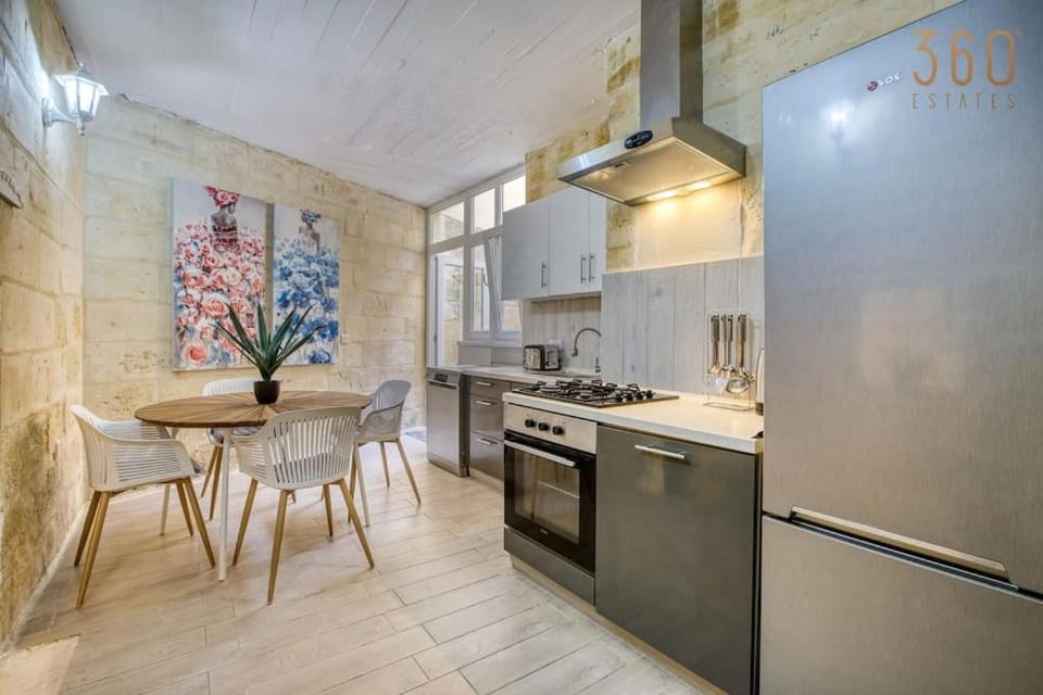 Kitchen or kitchenette, Dining area, dishwasher, minibar, oven, pet friendly, stove
