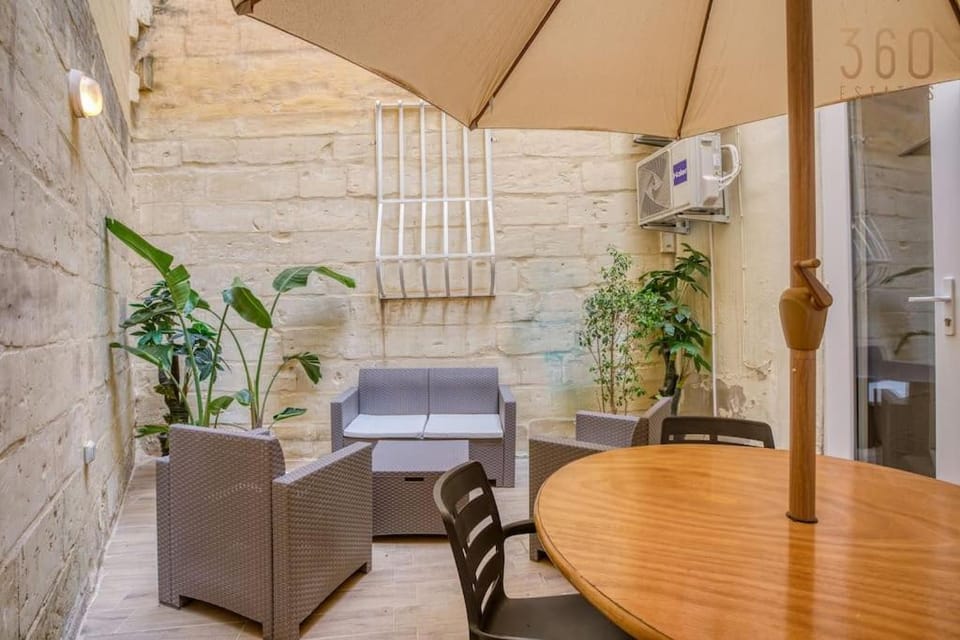 Patio, Living room, Seating area, Dining area, air conditioner