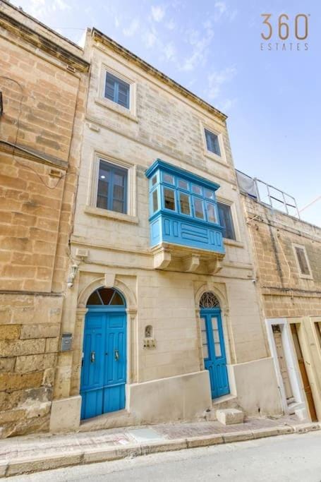 Property building, Day, Neighbourhood, Landmark view, Street view