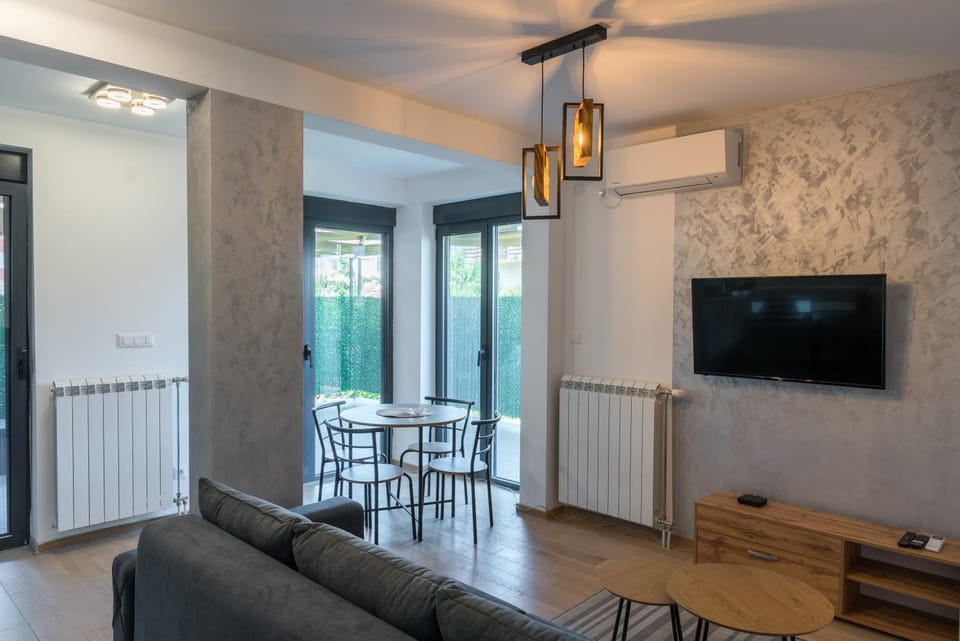 TV and multimedia, Living room, Seating area, Dining area, air conditioner