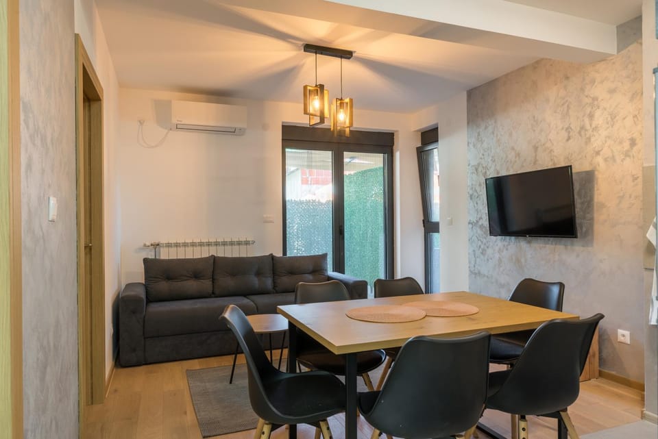 TV and multimedia, Living room, Seating area, Dining area, air conditioner
