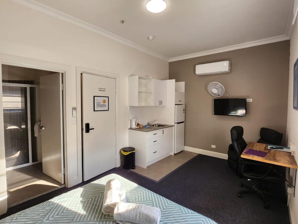 Bed, TV and multimedia, Kitchen or kitchenette, Photo of the whole room, air conditioner