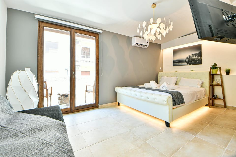 Bed, TV and multimedia, Decorative detail, Bedroom, towels, air conditioner