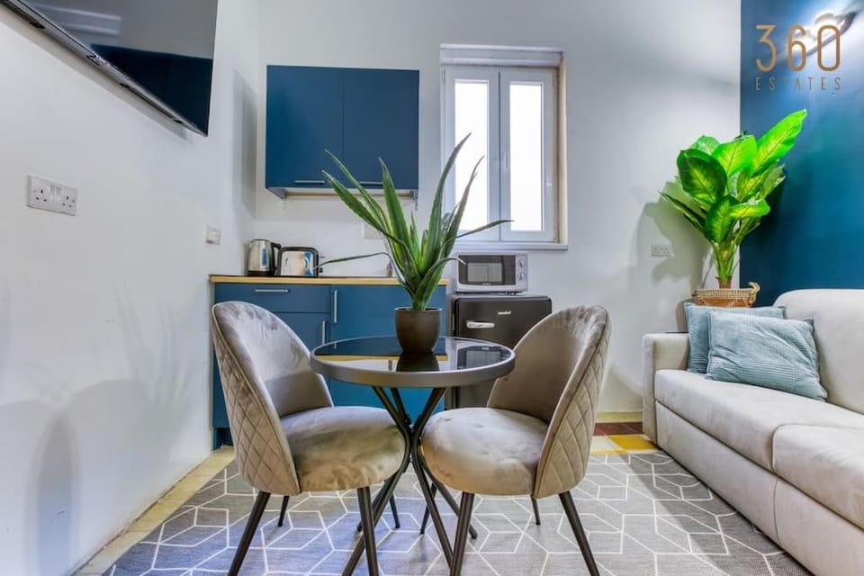 TV and multimedia, Kitchen or kitchenette, Living room, Seating area, Dining area, minibar