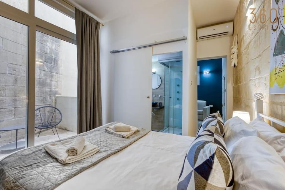 Bed, Photo of the whole room, Bedroom, towels, air conditioner