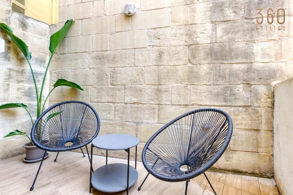 Patio, Day, Living room, Seating area