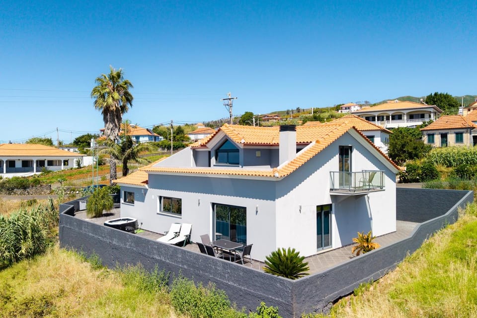 Property building, Spring, Day, Neighbourhood, Natural landscape, Street view
