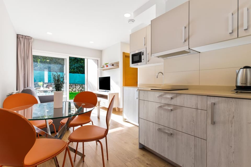 Property building, Kitchen or kitchenette, Living room
