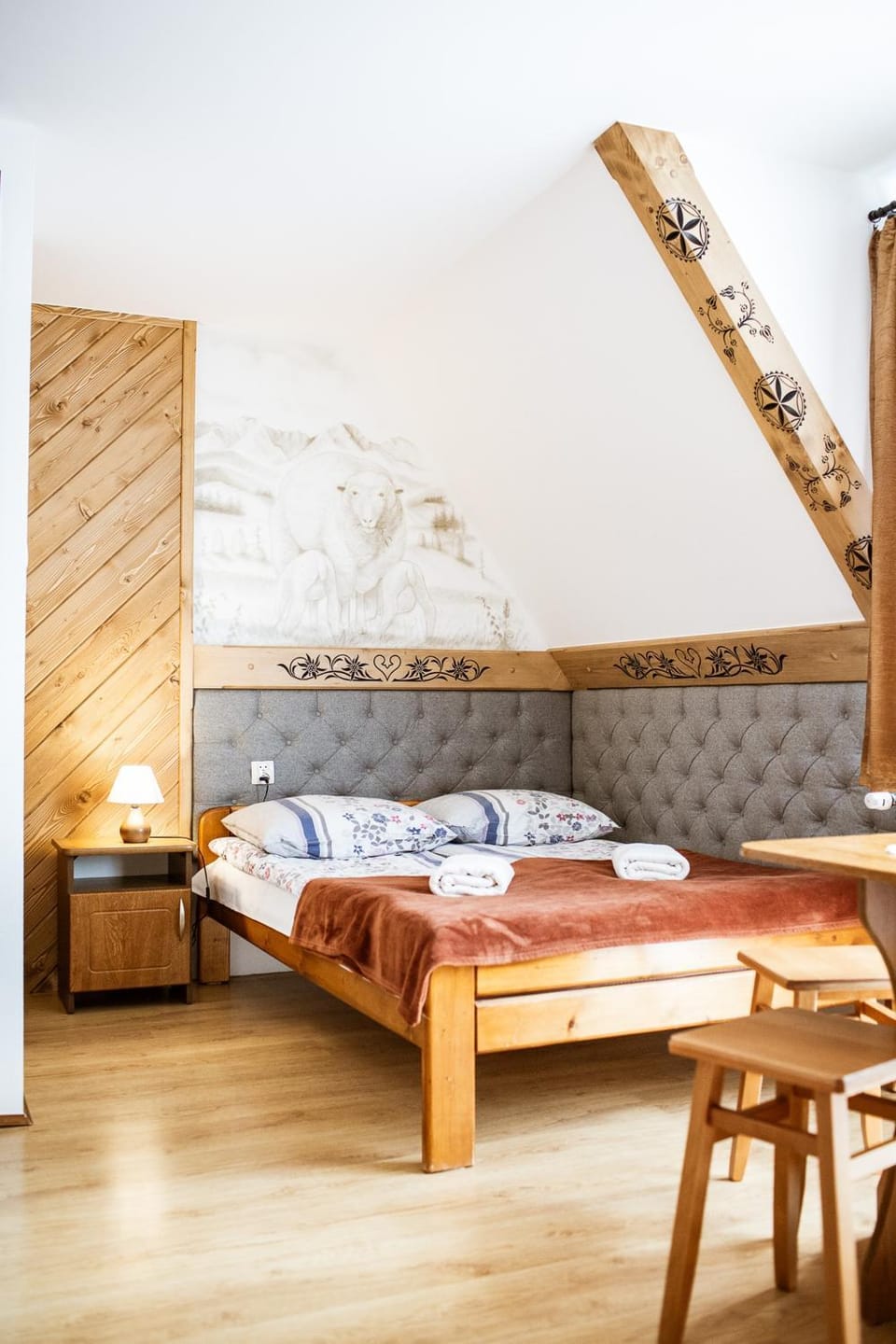 Bed, Photo of the whole room, Seating area, Bedroom